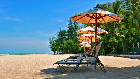 Regenschirm-Und-Stuhl-Am-Strand-Und-Meerlandschaft-Für-Die-Reise