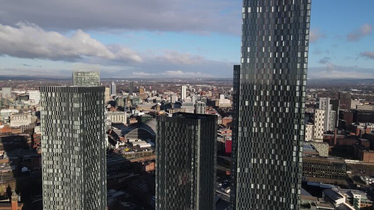 Volo aereo con drone sopra il tetto delle South Towers per mostrare una vista del centro di Manchester.