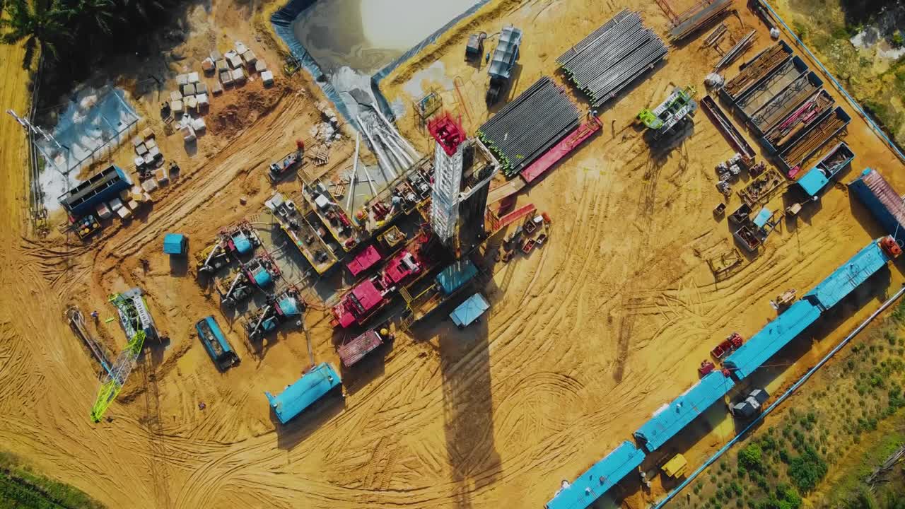 estructura cinematográfica de plataformas de perforación y reacondicionamiento en tierra y equipo de plataformas para la exploración y explotación de petróleo en medio de la jungla rodeada de palmeras durante la puesta de sol