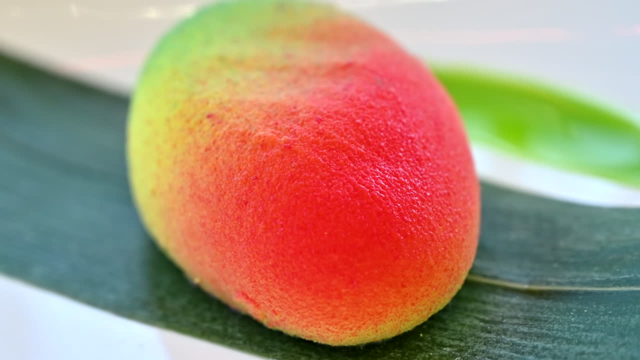 Zbliżenie deseru w kształcie mango na liściu