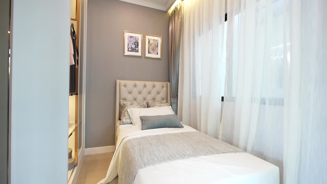 decoración de dormitorio de colores claros y brillantes con muebles elegantes