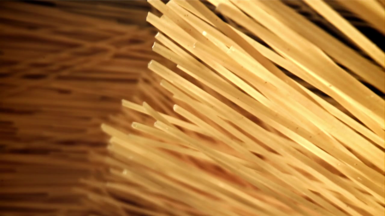 Primo piano di spaghetti secchi crudi in rotazione