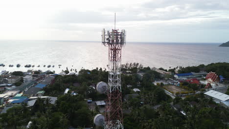 vista aérea de la terminal de transbordadores y la ciudad de koh tao, vista de la playa de sairee al atardecer, torre móvil de telecomunicaciones en la isla de la playa