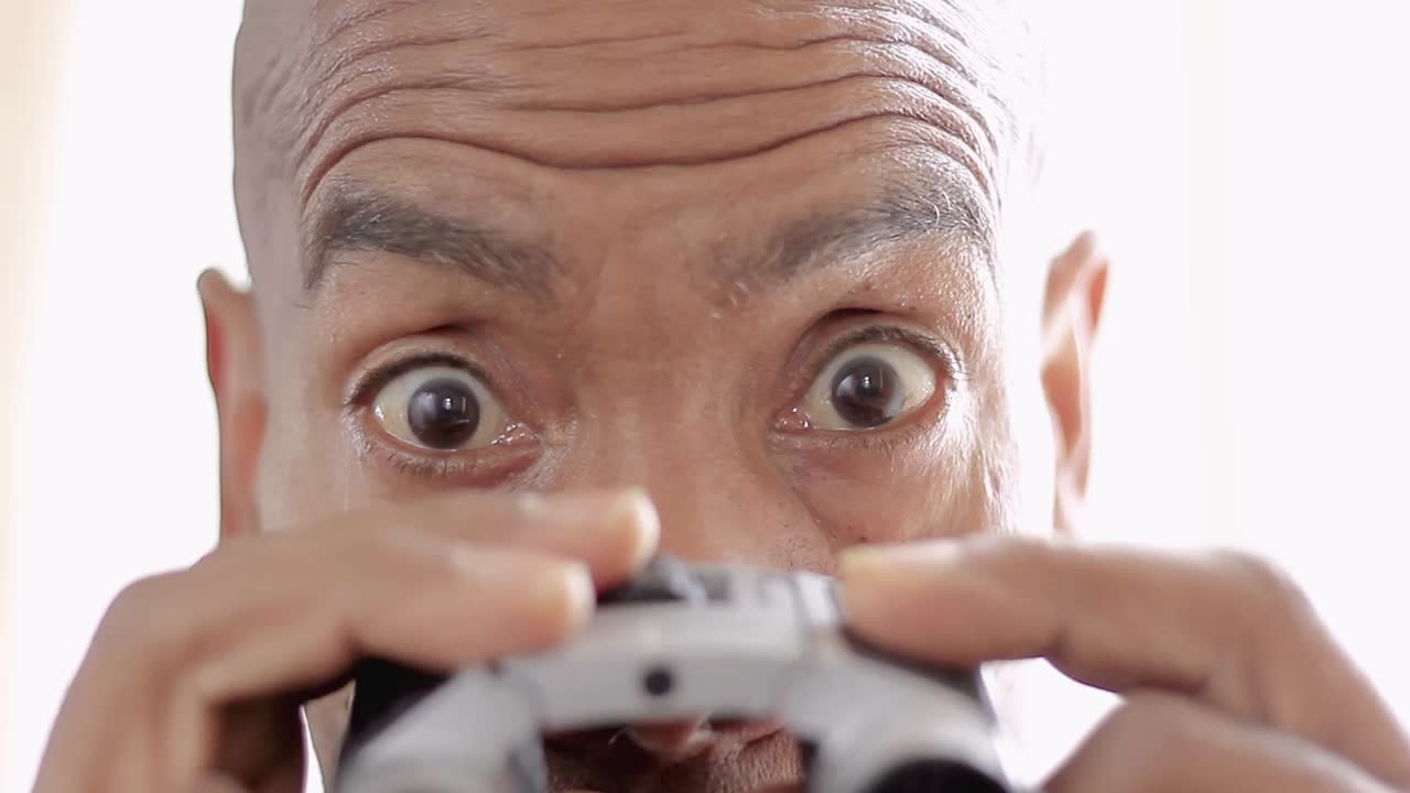 흰색 배경 스톡 비디오 스톡 푸티지로 쌍안경을 통해 보는 쌍안경