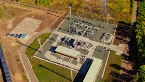 vista aérea de la estación solar, la conversión de la energía solar en electricidad. paneles solares, generador de energía. instalación de estaciones solares ecológicas. 4k, prores