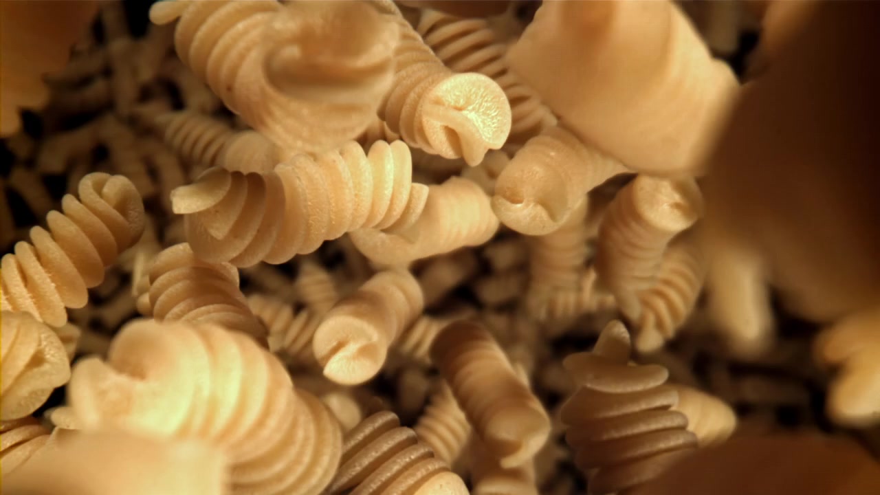 Ripresa al rallentatore di fusilli crudi in caduta