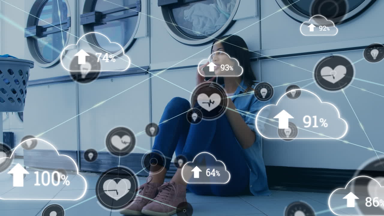 연결 네트워크의 애니메이션, 클라우드 및 스마트폰을 사용하는 두 인종 여성에 대한 비율