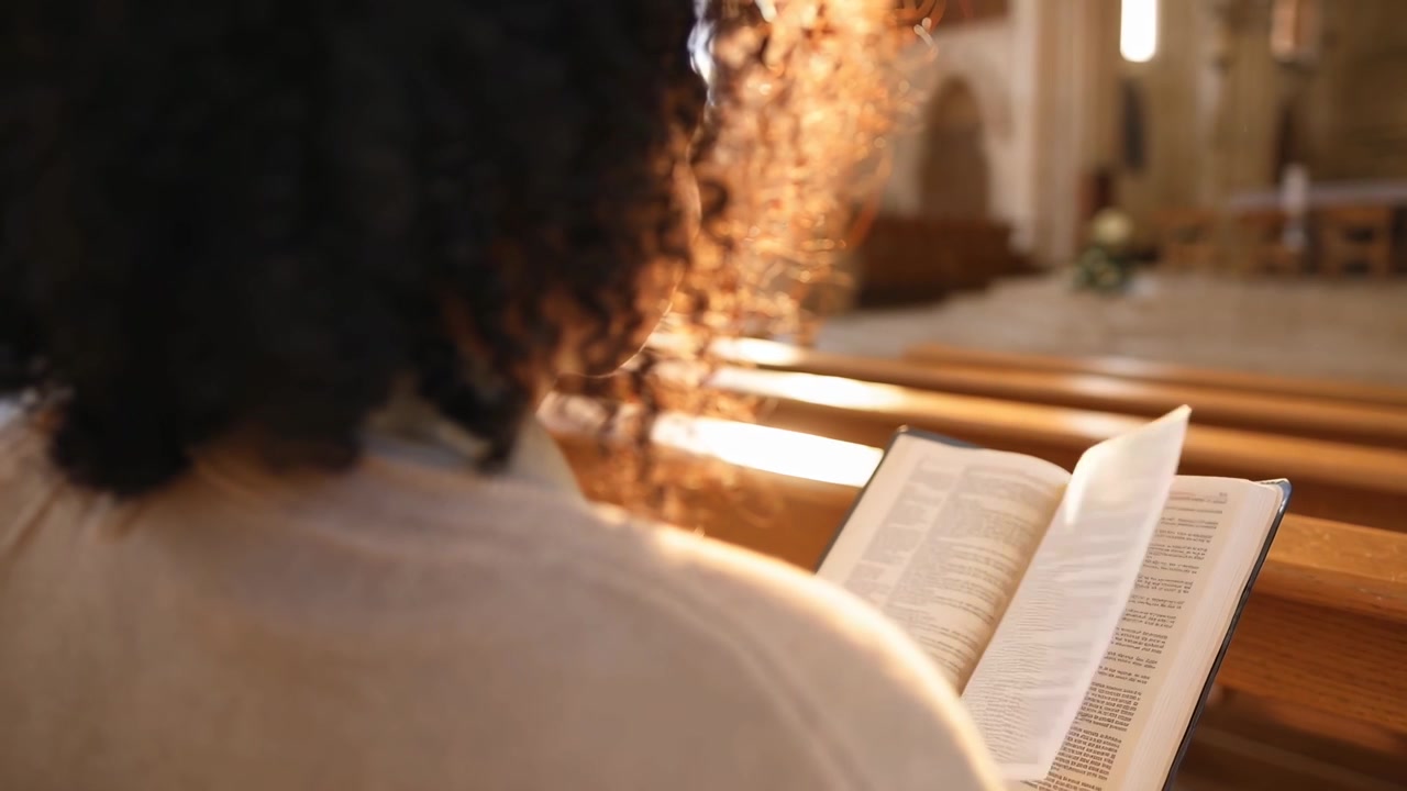 Donna che legge una Bibbia in chiesa