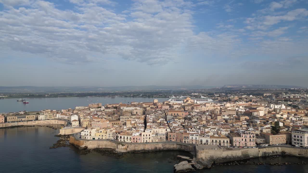 Vue aérienne de Syracuse, située au sud-est de l'île de Sicile, près du golfe de Syracuse et de la mer Ionienne.