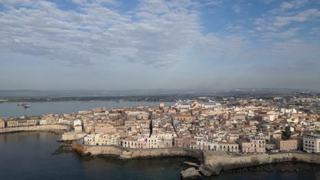 Imágenes-De-Drones-De-Siracusa-Se-Encuentran-En-La-Esquina-Sureste-De-La-Isla-De-Sicilia,-Junto-Al-Golfo-De-Siracusa-Junto-Al-Mar-Jónico