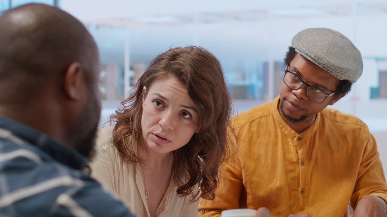 los clientes corporativos participan en una sesión de planificación estratégica con un agente inmobiliario