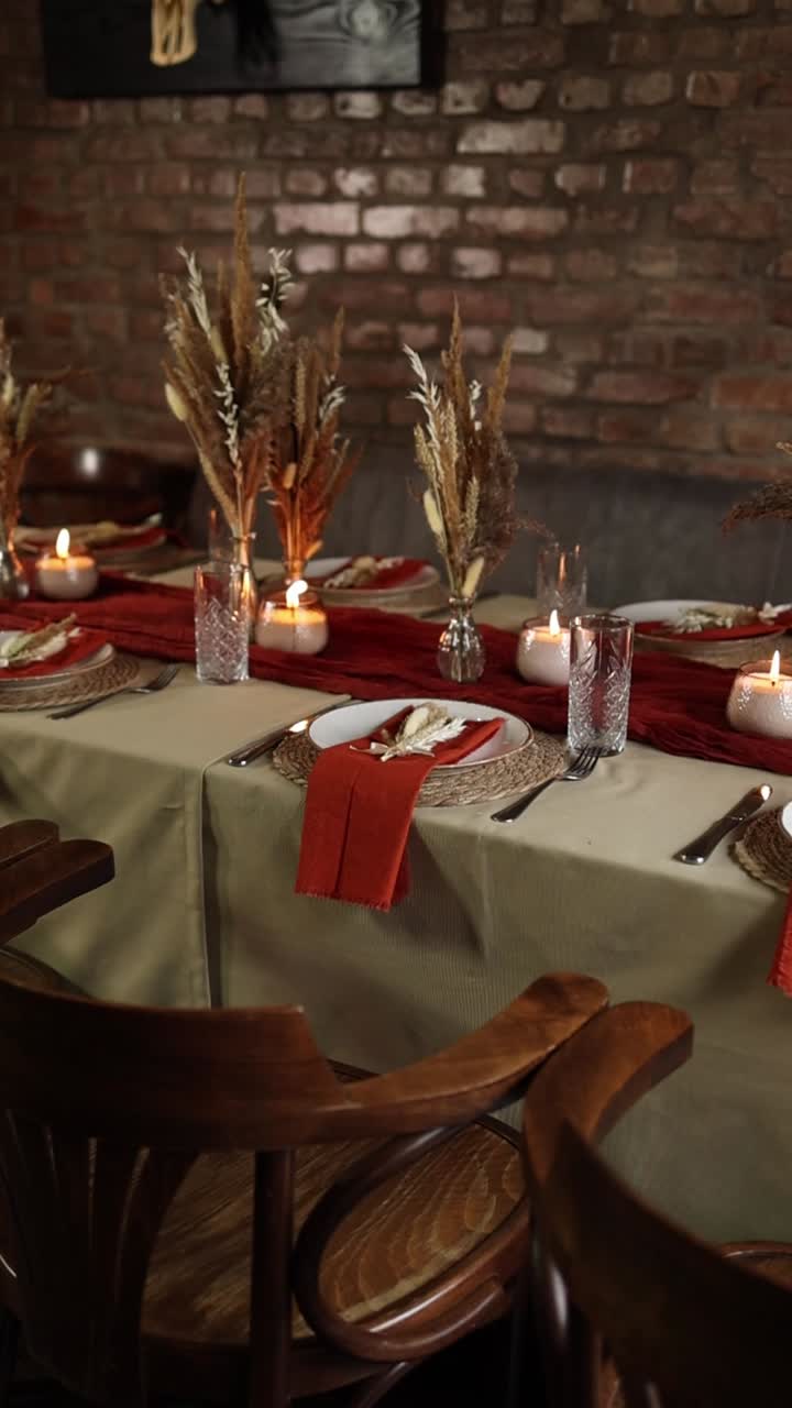 Meja Makan yang Ditata Elegan dengan Lilin dan Bunga Kering