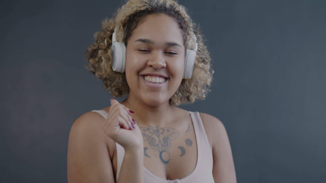 mujer disfrutando de música con auriculares