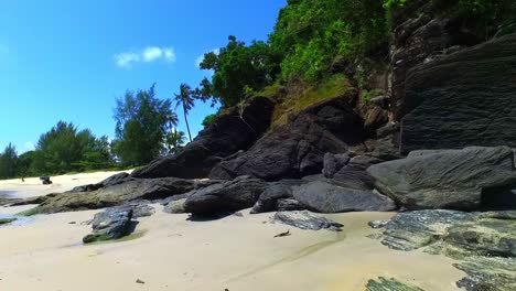 Paradiesischer-Strand-Aus-Weißem-Sand-Mit-Der-Insel-Langkawi,-Malaysia