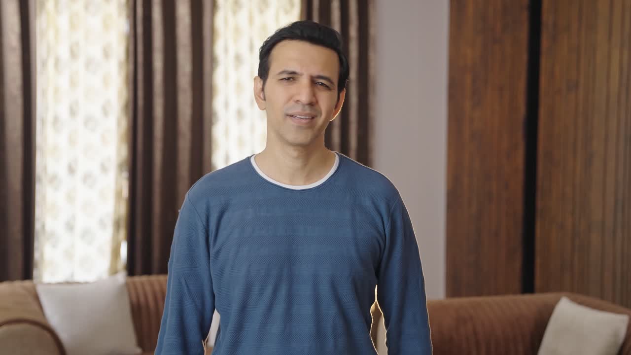 hombre indio confundido haciendo preguntas y discutiendo