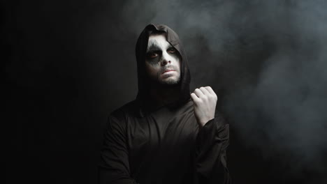 hombre vestido como la muerte para la fiesta de halloween