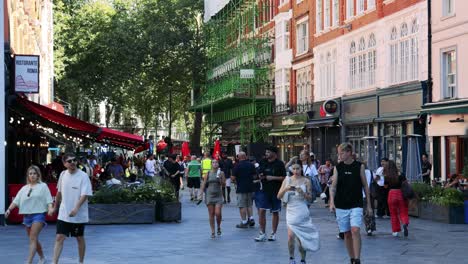 personas caminando cerca de restaurantes y sitios de construcción