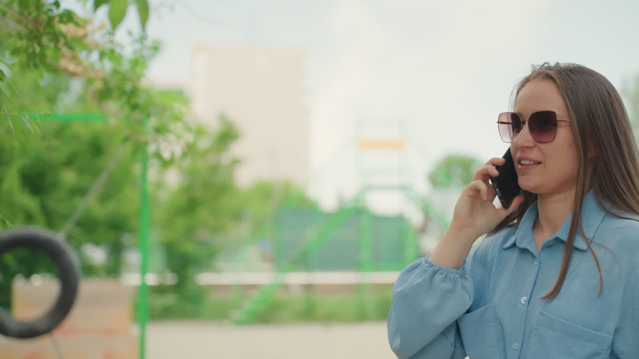 Женщины оживленно беседуют в солнечный день; подруги оживленно общаются в светлом парке во второй половине дня; группа женщин с удовольствием участвует в обсуждении на открытом воздухе под солнечным небом.