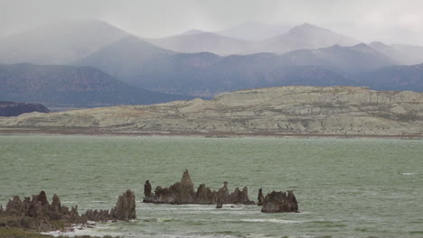 hermosa foto del lago mono california con nubes y niebla 1