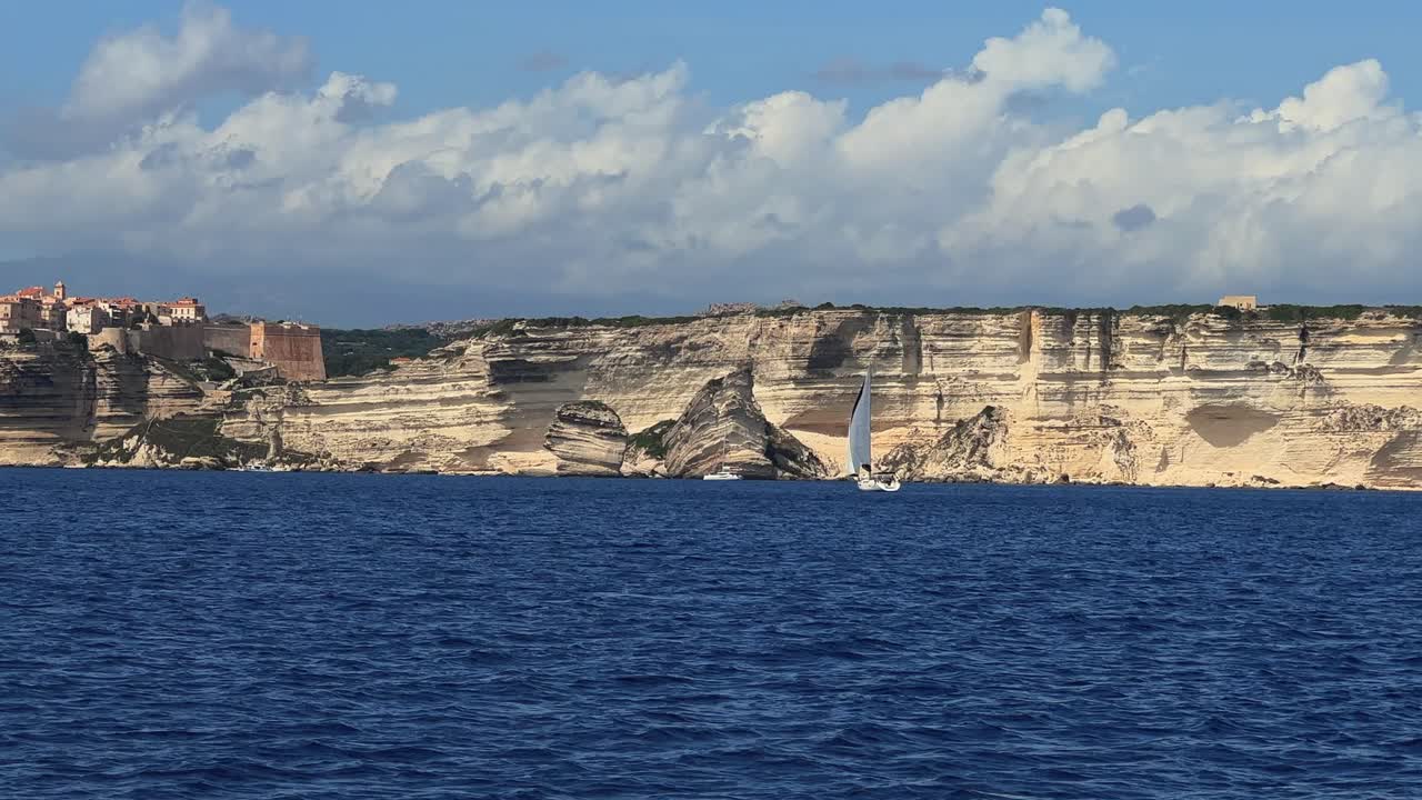 프랑스의 코르시카 사암 절벽에 자리 잡은 보니파시오 중세 마을