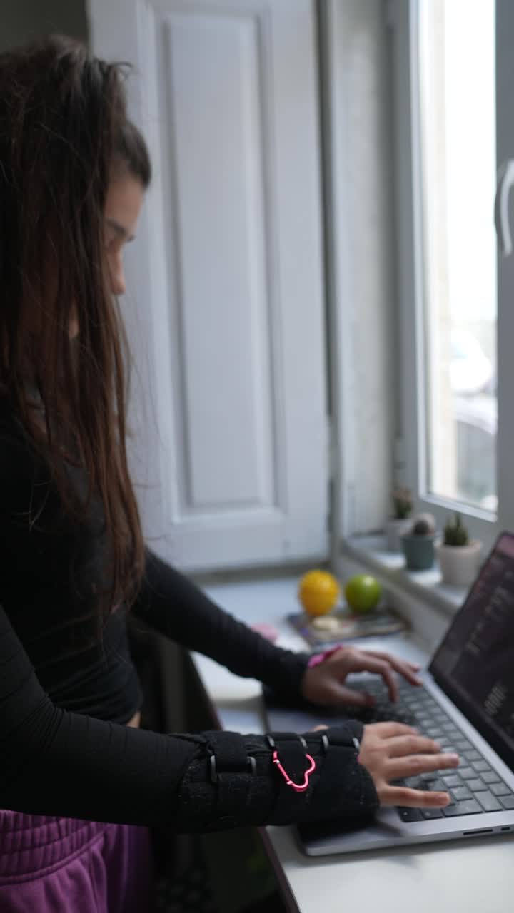 mujer trabajando en la computadora portátil en casa