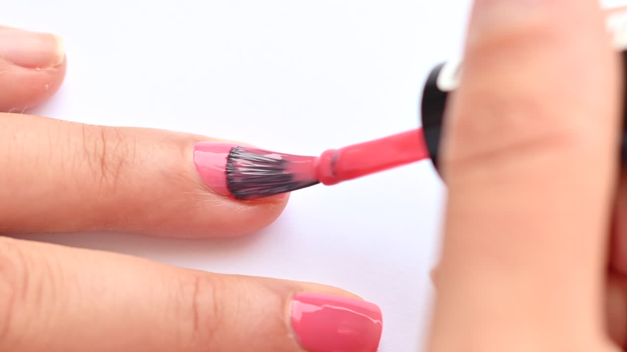 Kvinde der maler sine negle med pink neglelak
