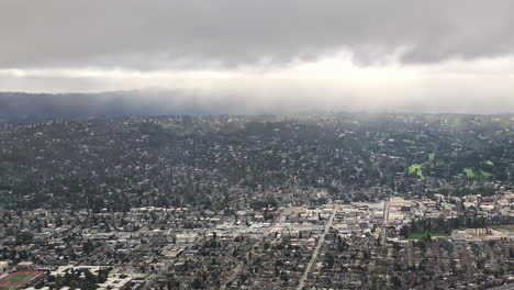 Ciudad-De-San-Francisco-En-Un-Día-Lluvioso-Desde-Un-Avión-Volador,-Clima-Tormentoso