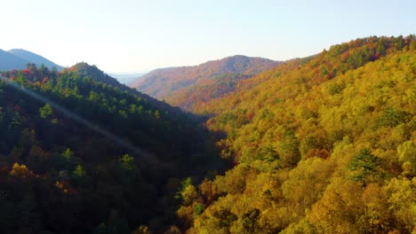 Elevándose-Lentamente-Sobre-Las-Montañas-Del-Norte-De-Georgia-Mientras-El-Amanecer-Muestra-Los-Colores-Del-Otoño