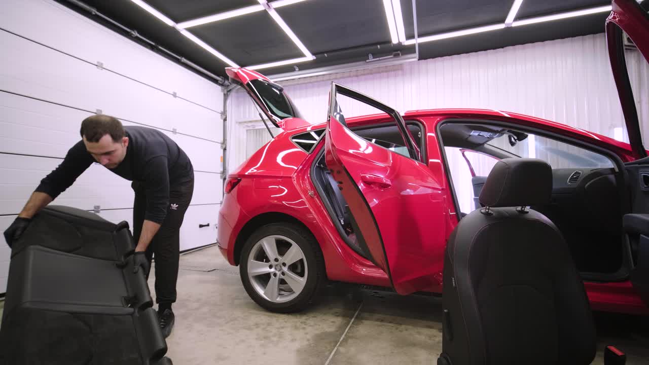 limpieza profesional de automóviles. lavado de sars. detalles interiores. limpieza en seco y detalles del interior de un automóvil. limpeza profunda de asientos. limpeza de espuma en el lavado de automóviles; limpieza del panel del automóvil del polvo. una aspiradora