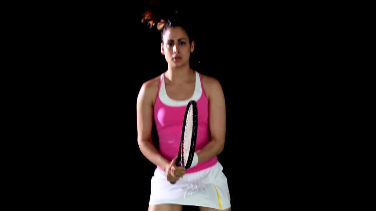 예쁜 테니스 선수가 따뜻해지고 있어