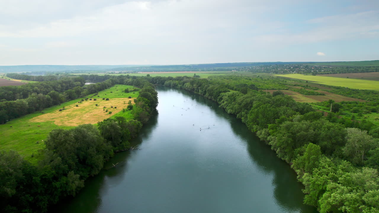 Vista aerea con drone di persone che nuotano e fanno sup surf sul fiume Nistru in Moldavia