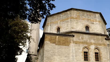 la mezquita exterior de bajrakli con minarete es la única mezquita otomana en belgrado