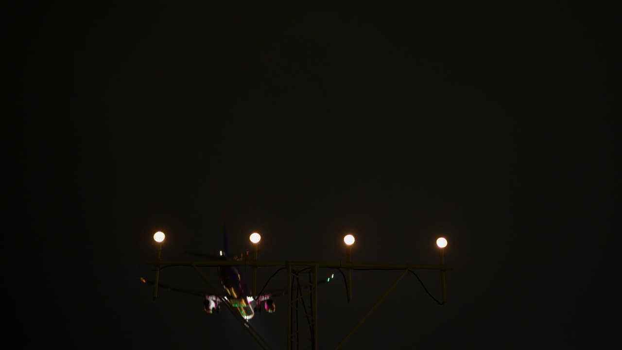 avión aterrizando en la noche