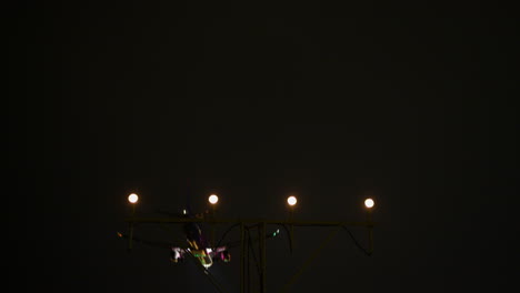 avión aterrizando en la noche