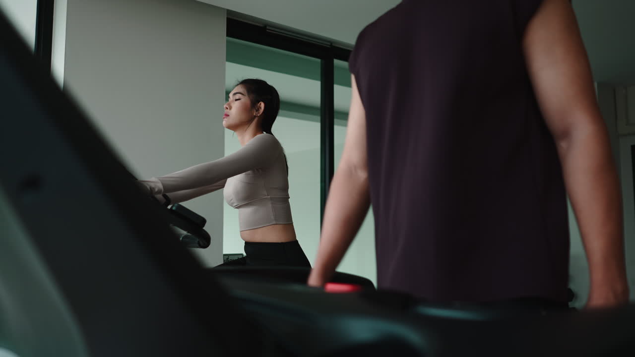 Donna che si esercita sulla pedana mobile in ginnastica