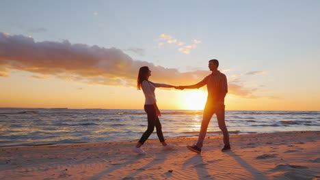 Romantisches-Paar,-Das-Bei-Sonnenuntergang-Am-Strand-Spazieren-Geht-Und-Händchen-Hält-Und-Eine-Gute-Zeit-Hat