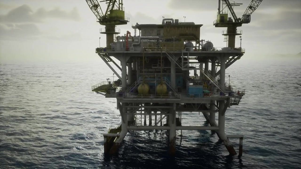 Bulutlar ve dalgalar arasında açık denizde petrol toplayan yalnız bir platform