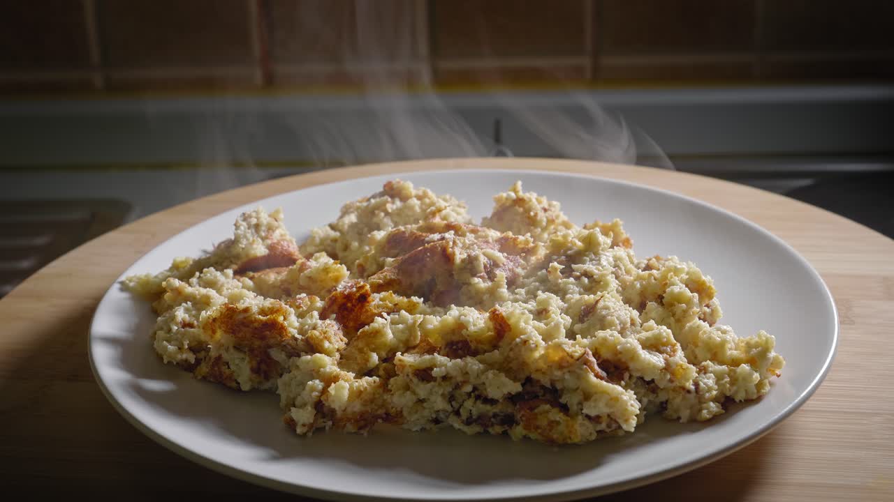 Comida caliente de avena y queso servida en un plato