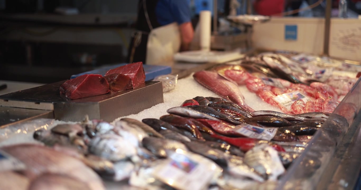 Variété de poissons frais et de darnes de thon sur de la glace au marché aux poissons