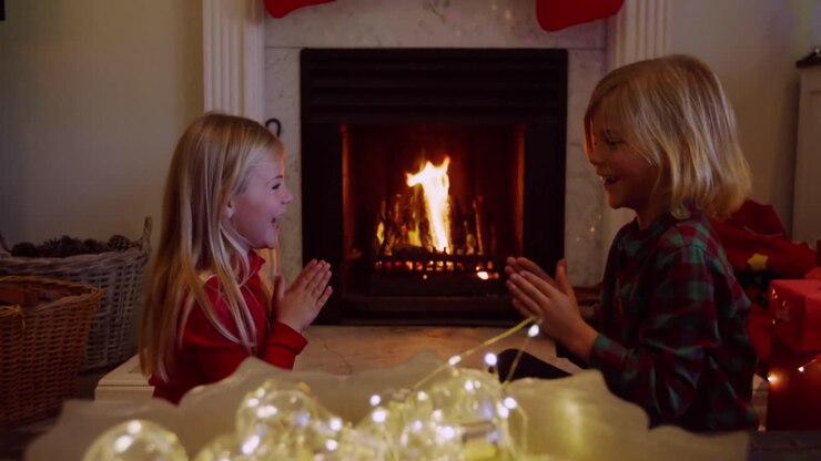 fratello e sorella a casa a natale