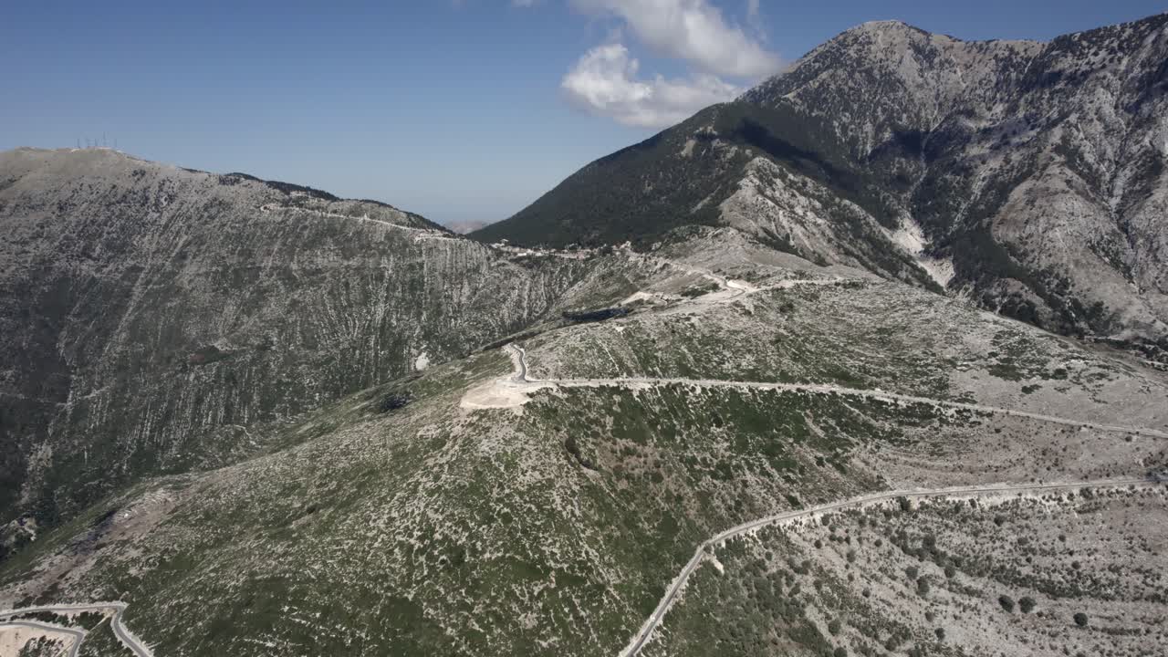 video de drones sobre el paso de montaña llogara en sh8, albania