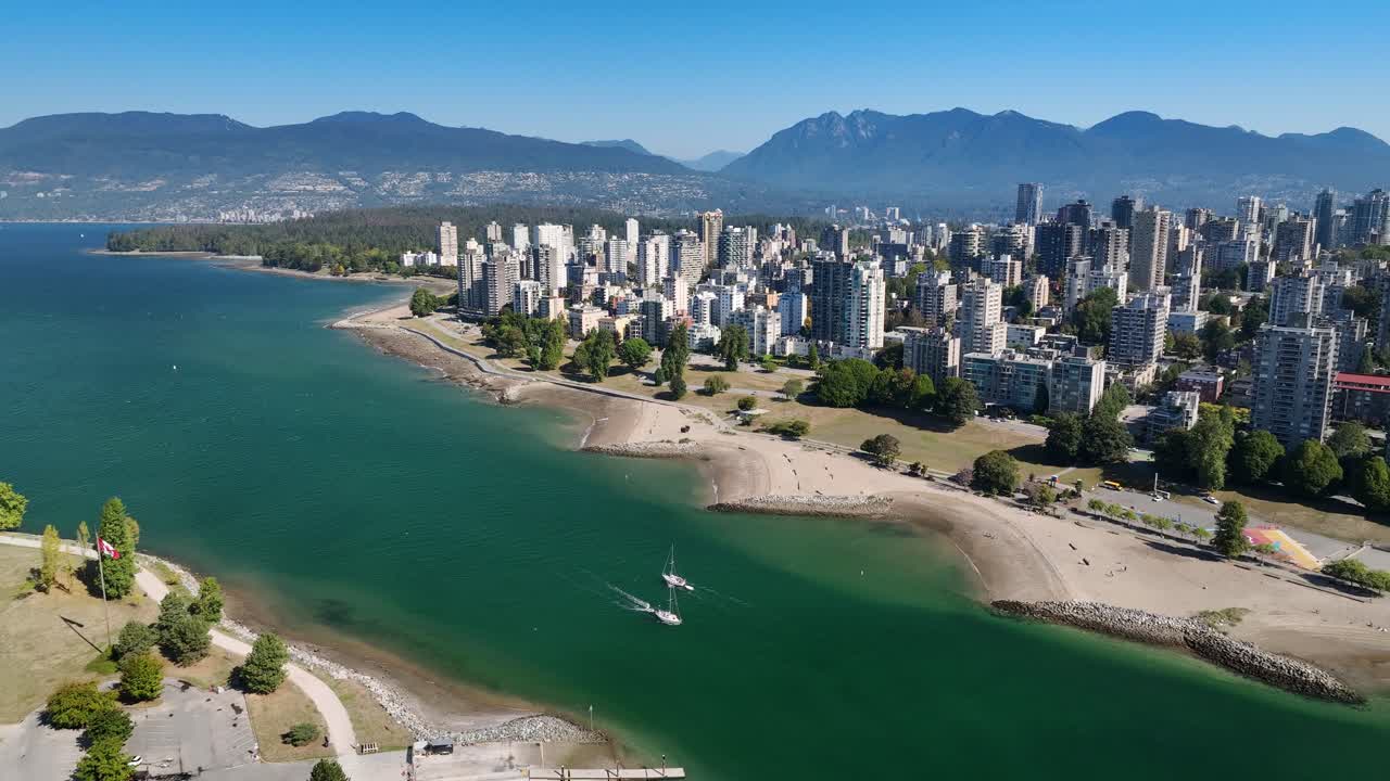 edificios de gran altura sobre el paisaje urbano en la bahía inglesa, península de burrard en la columbia británica, canadá