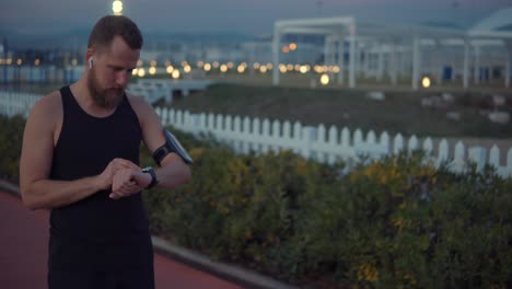 hombre corriendo de noche en un parque