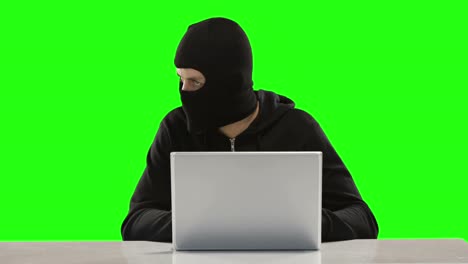 pirata informático que usa un portátil