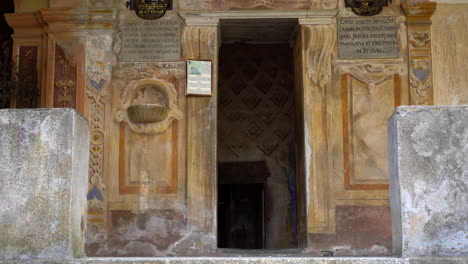 entrada del santo sepulcro en la montaña de varallo, un complejo devocional cristiano, un sitio del patrimonio mundial de la unesco cerca del río sesia cerca de la ciudad de varallo sesia en italia