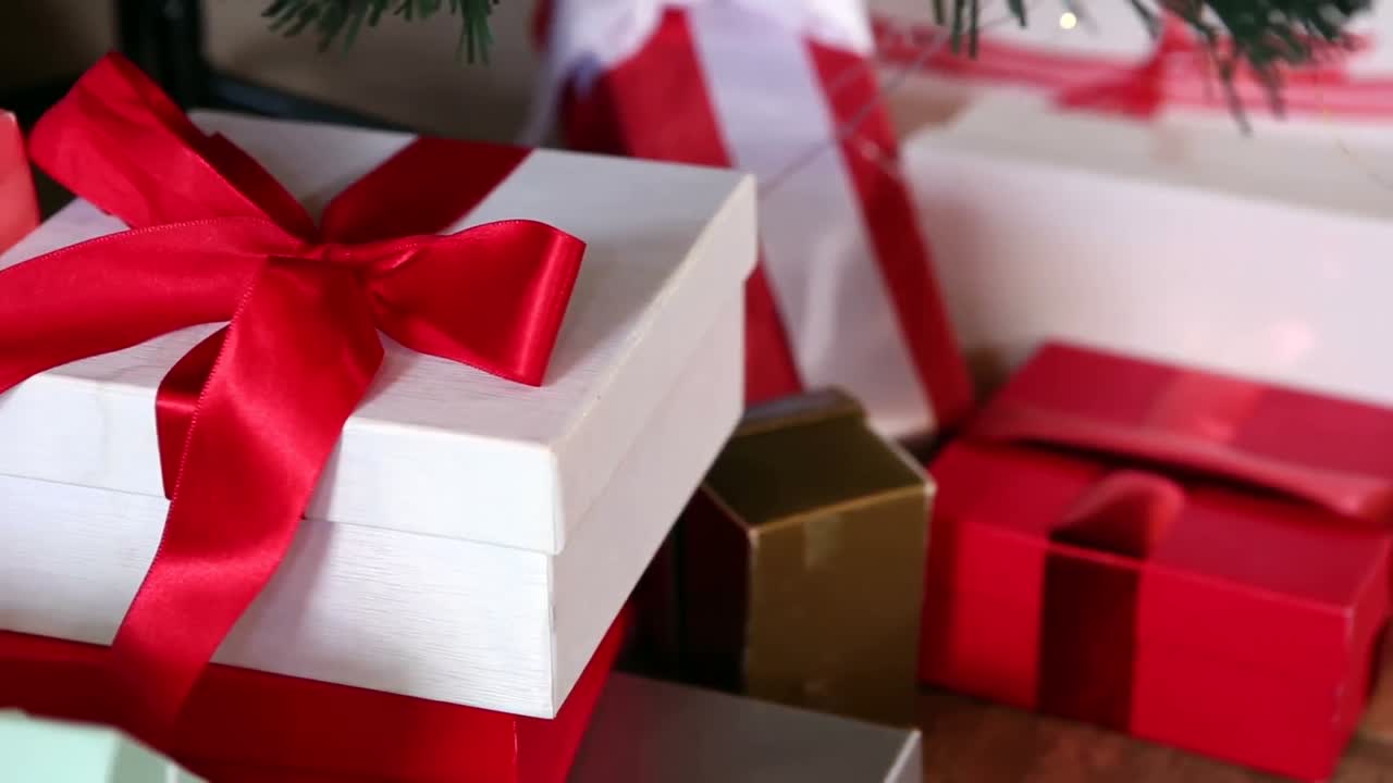 Molti regali sotto l'albero di Natale