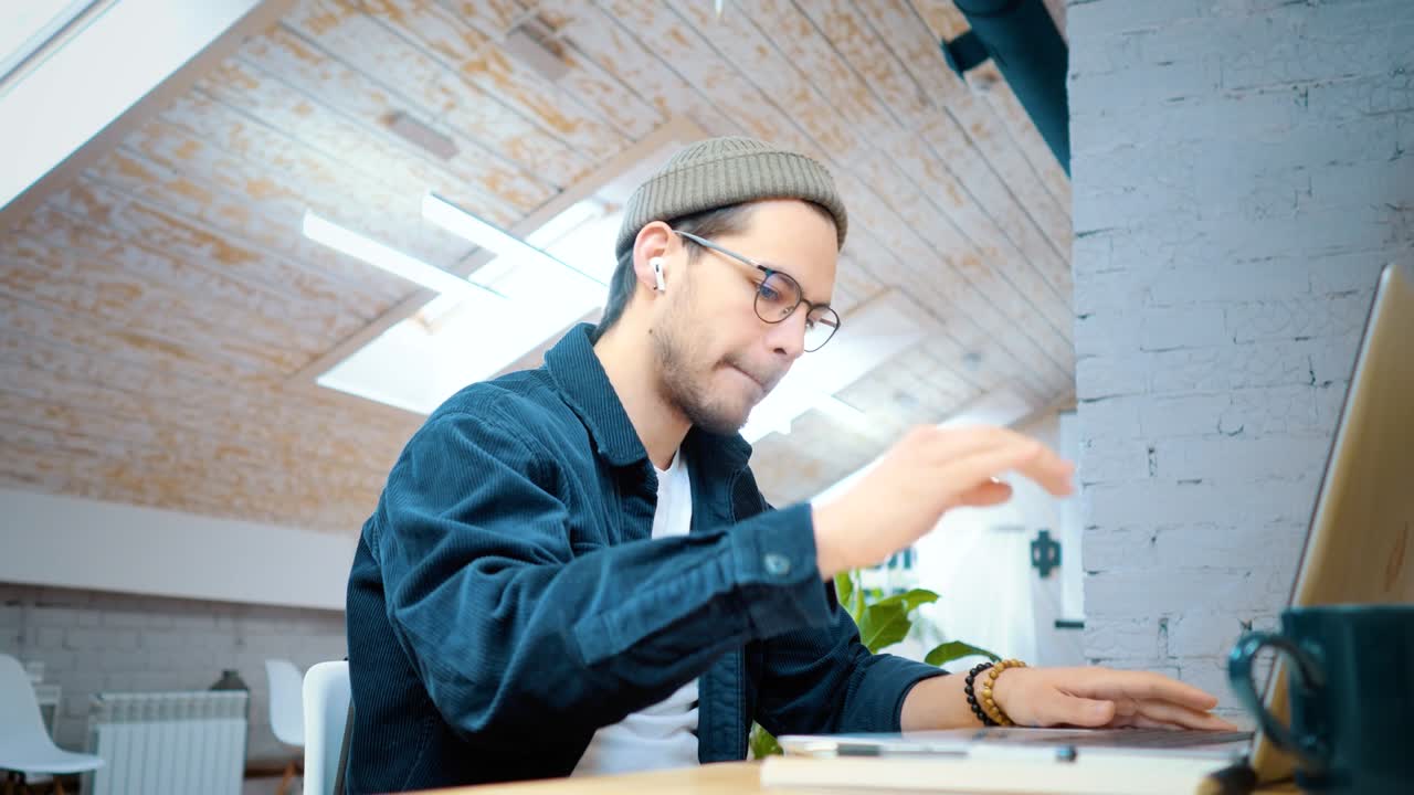 그 남자는 일을 마친 후 버튼을 누르며 행복하게 의자 등에 기대어 앉습니다.