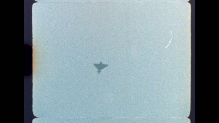 Silhouette di aeroplano su grana della pellicola