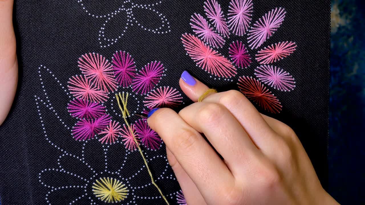 la chica está bordando flores de cerca.