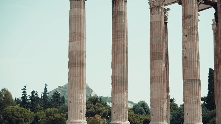 Tempio greco antico ad Atene, Grecia, durante l'estate